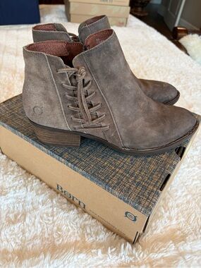 NWT BORN Bessie Distressed Taupe Short Bootie -Sz 9